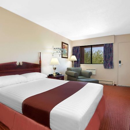 Howard Johnson By Wyndham Red Deer Bagian luar foto