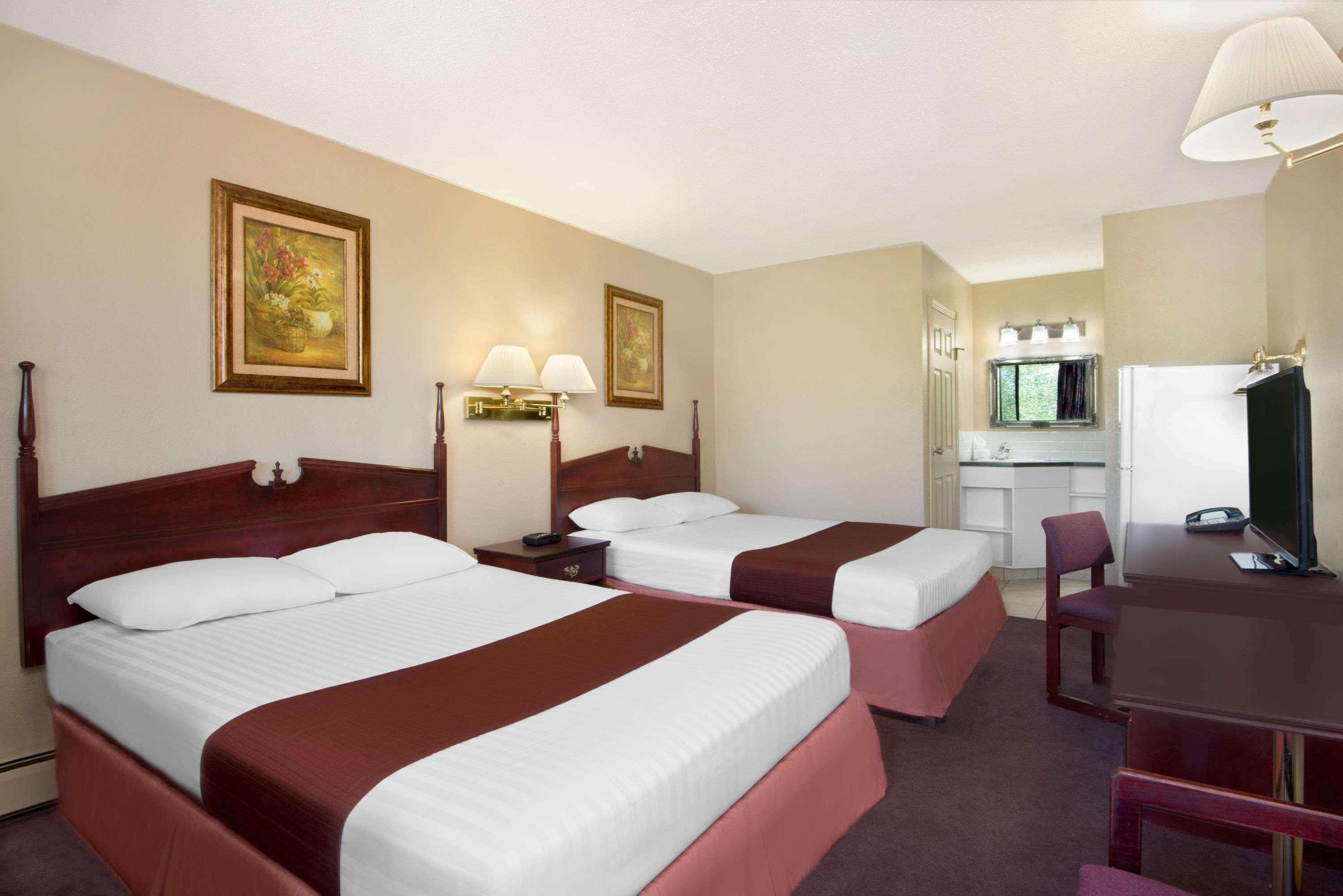 Howard Johnson By Wyndham Red Deer Bagian luar foto