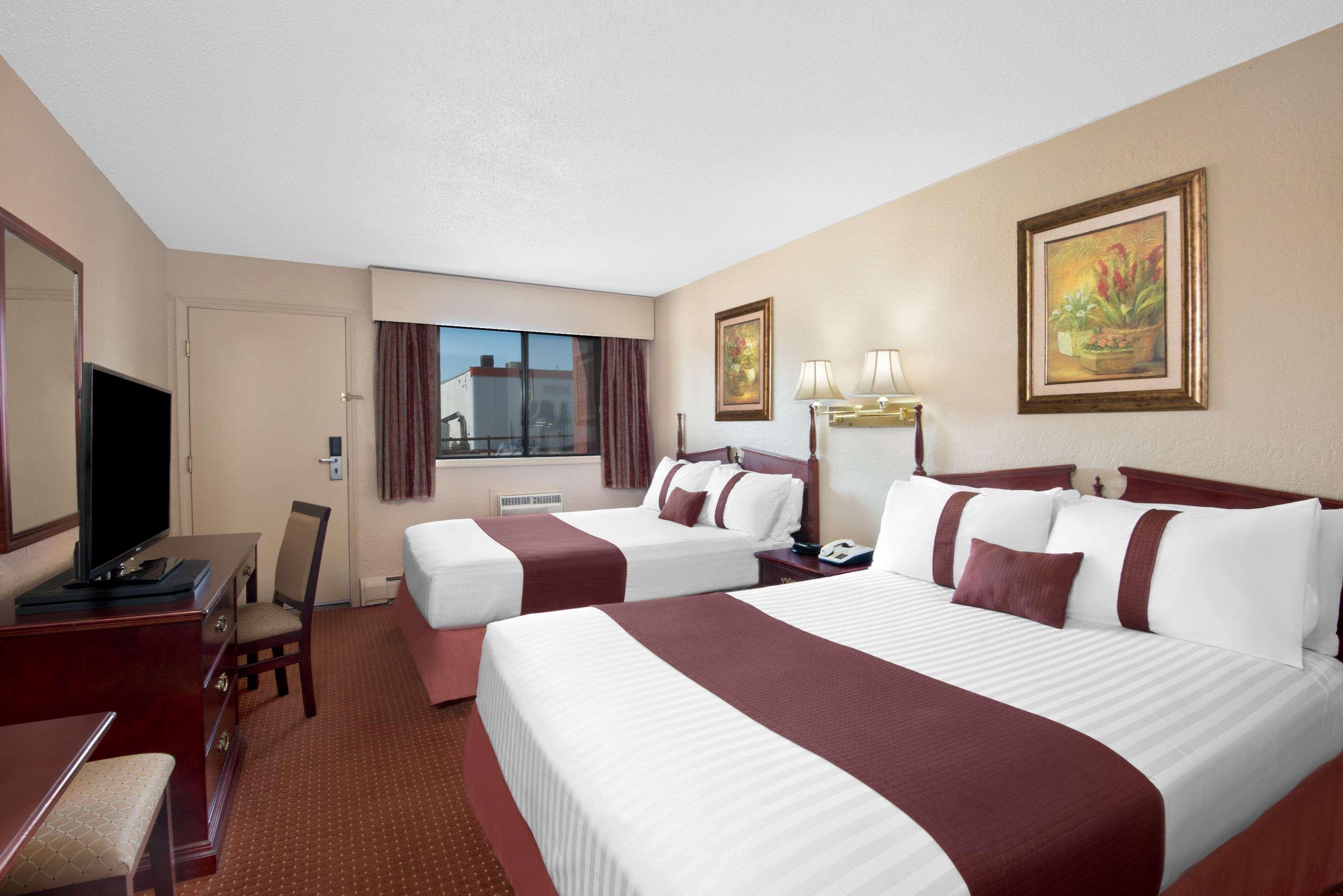 Howard Johnson By Wyndham Red Deer Bagian luar foto