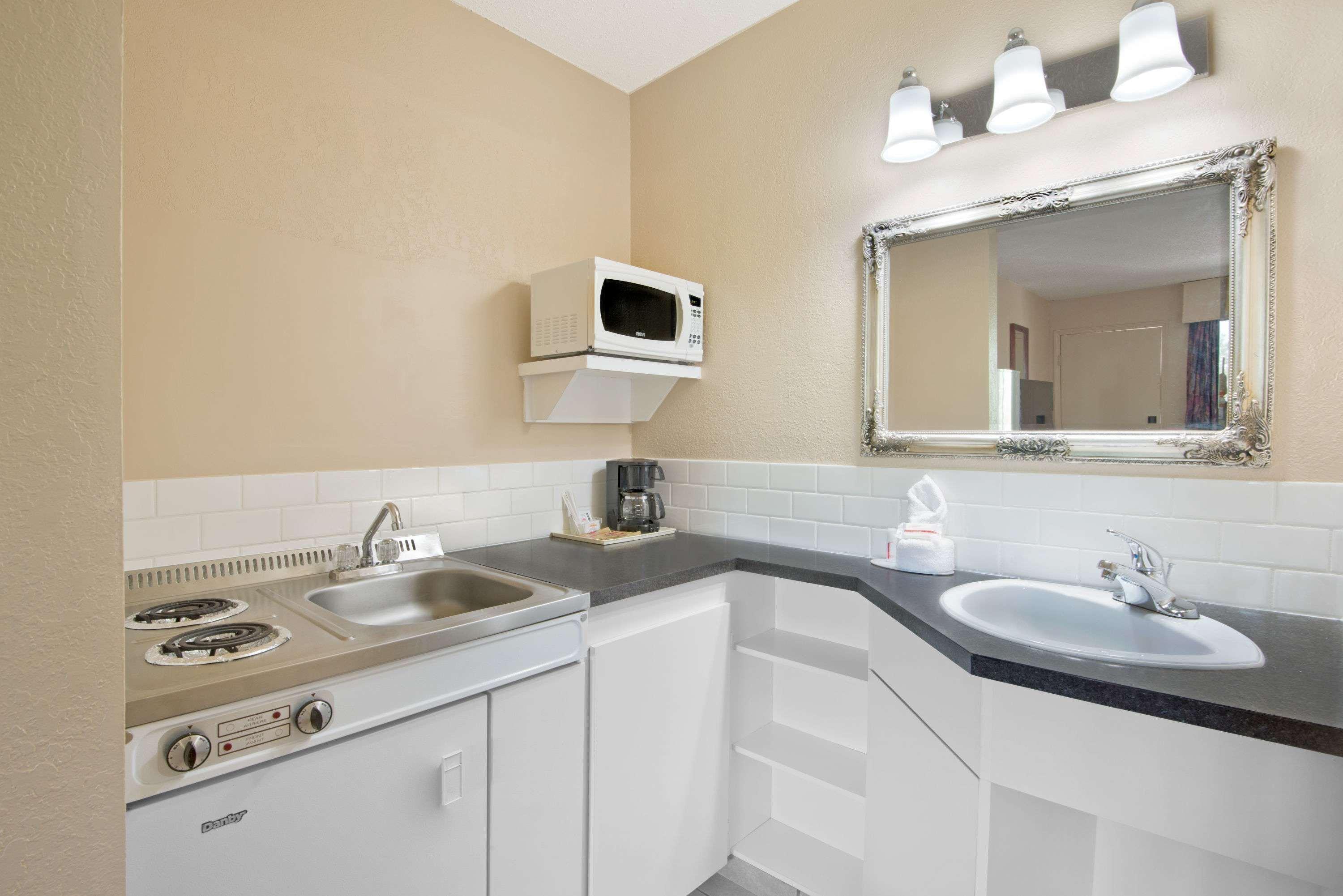 Howard Johnson By Wyndham Red Deer Bagian luar foto