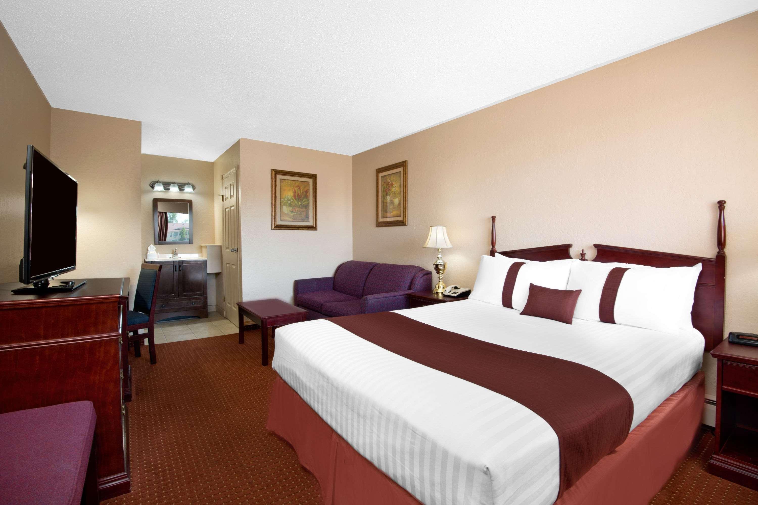 Howard Johnson By Wyndham Red Deer Bagian luar foto