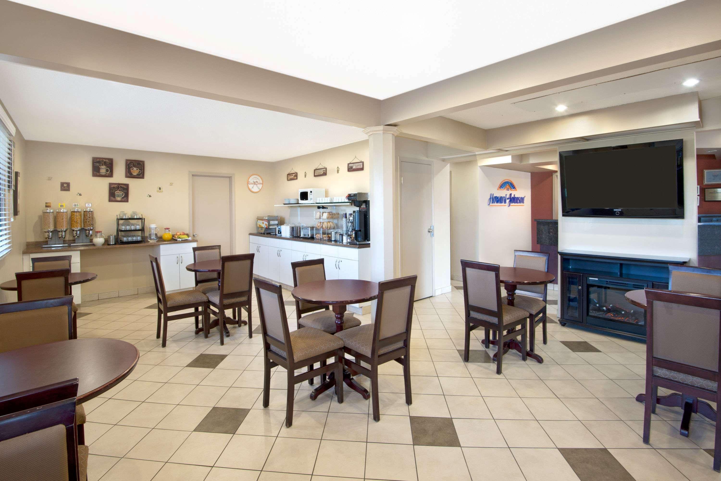 Howard Johnson By Wyndham Red Deer Bagian luar foto