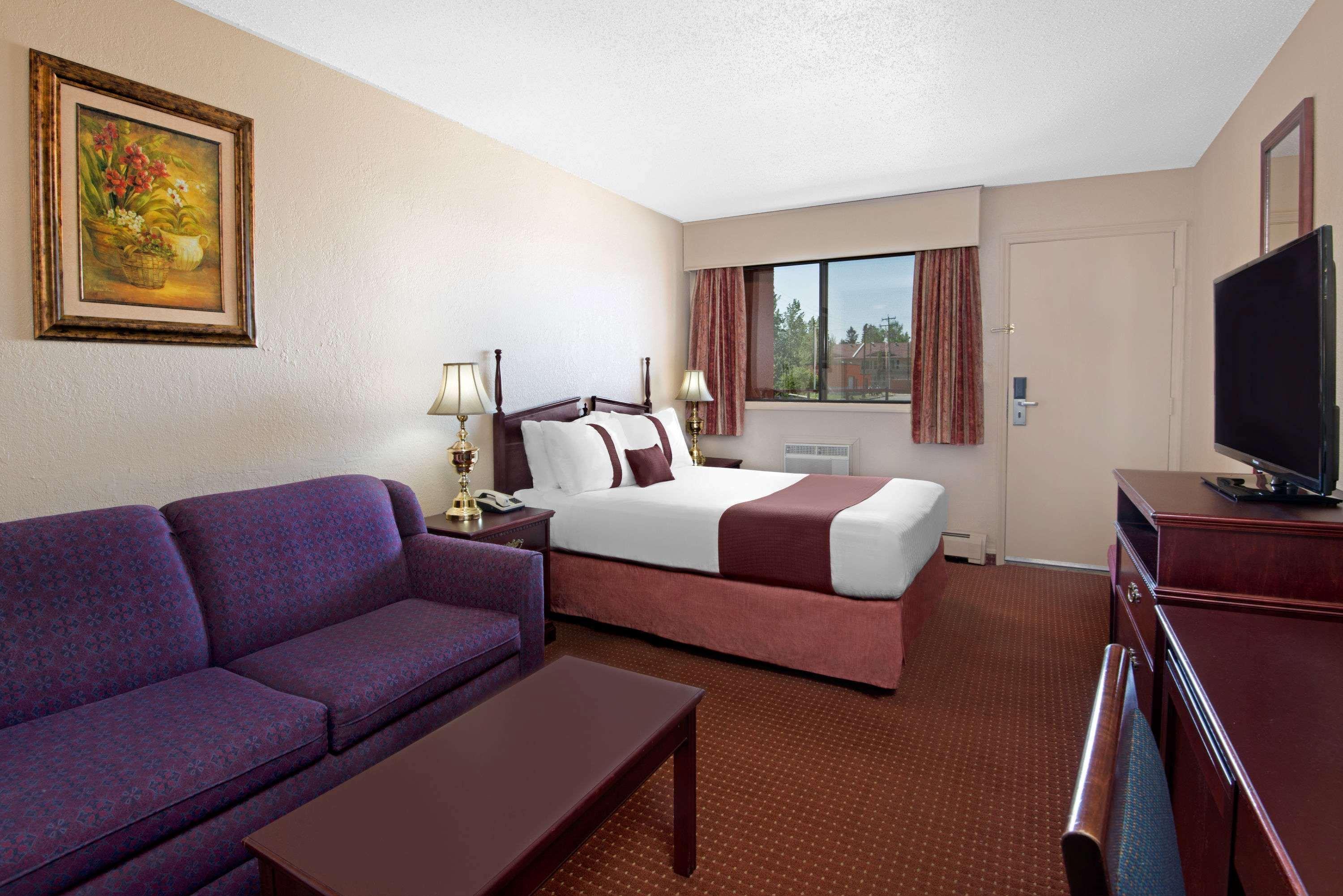 Howard Johnson By Wyndham Red Deer Bagian luar foto