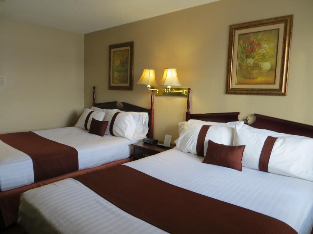 Howard Johnson By Wyndham Red Deer Bagian luar foto