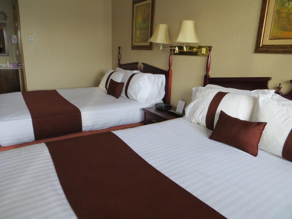 Howard Johnson By Wyndham Red Deer Bagian luar foto