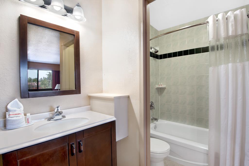 Howard Johnson By Wyndham Red Deer Bagian luar foto