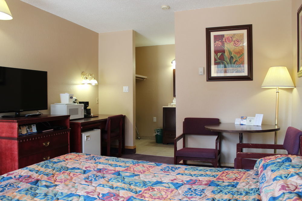 Howard Johnson By Wyndham Red Deer Bagian luar foto