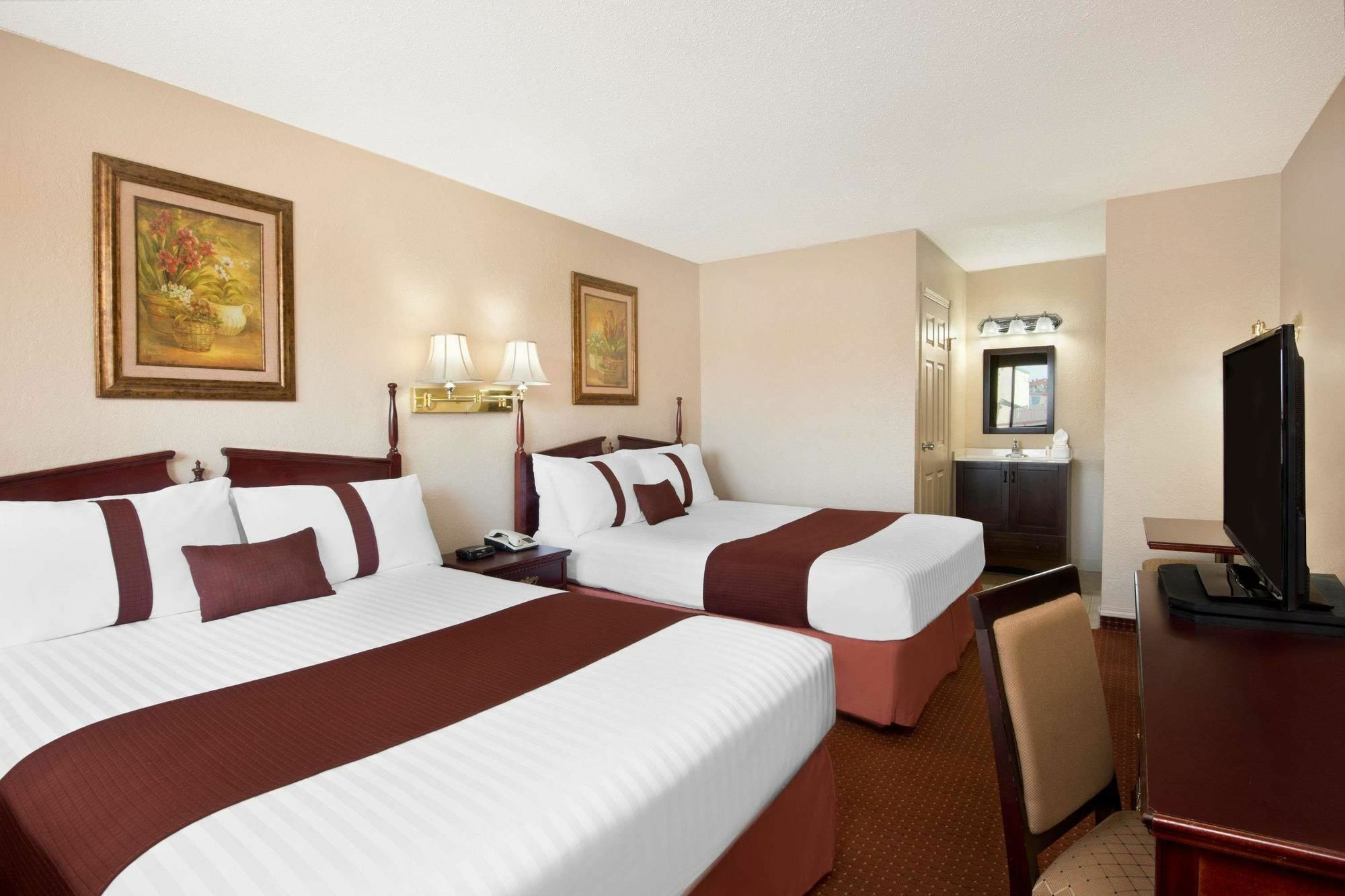 Howard Johnson By Wyndham Red Deer Bagian luar foto