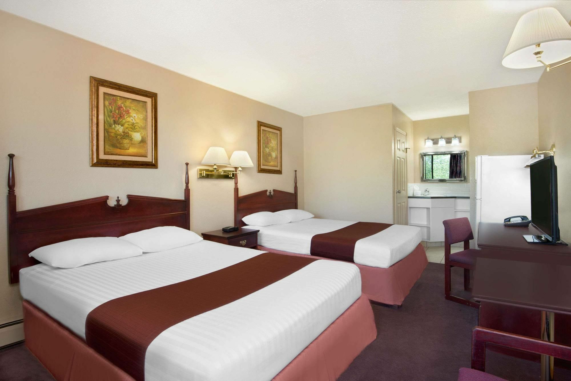 Howard Johnson By Wyndham Red Deer Bagian luar foto