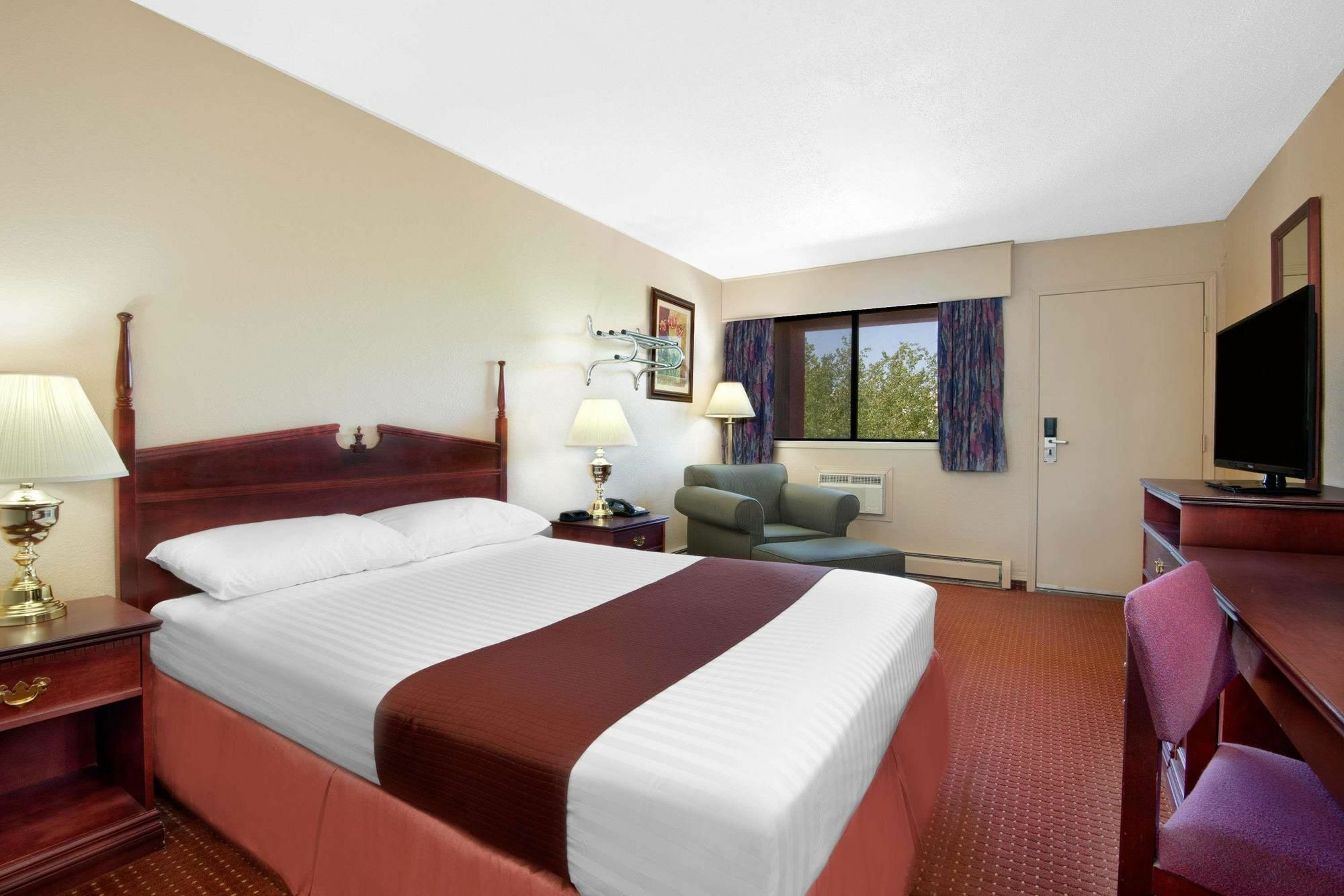 Howard Johnson By Wyndham Red Deer Bagian luar foto