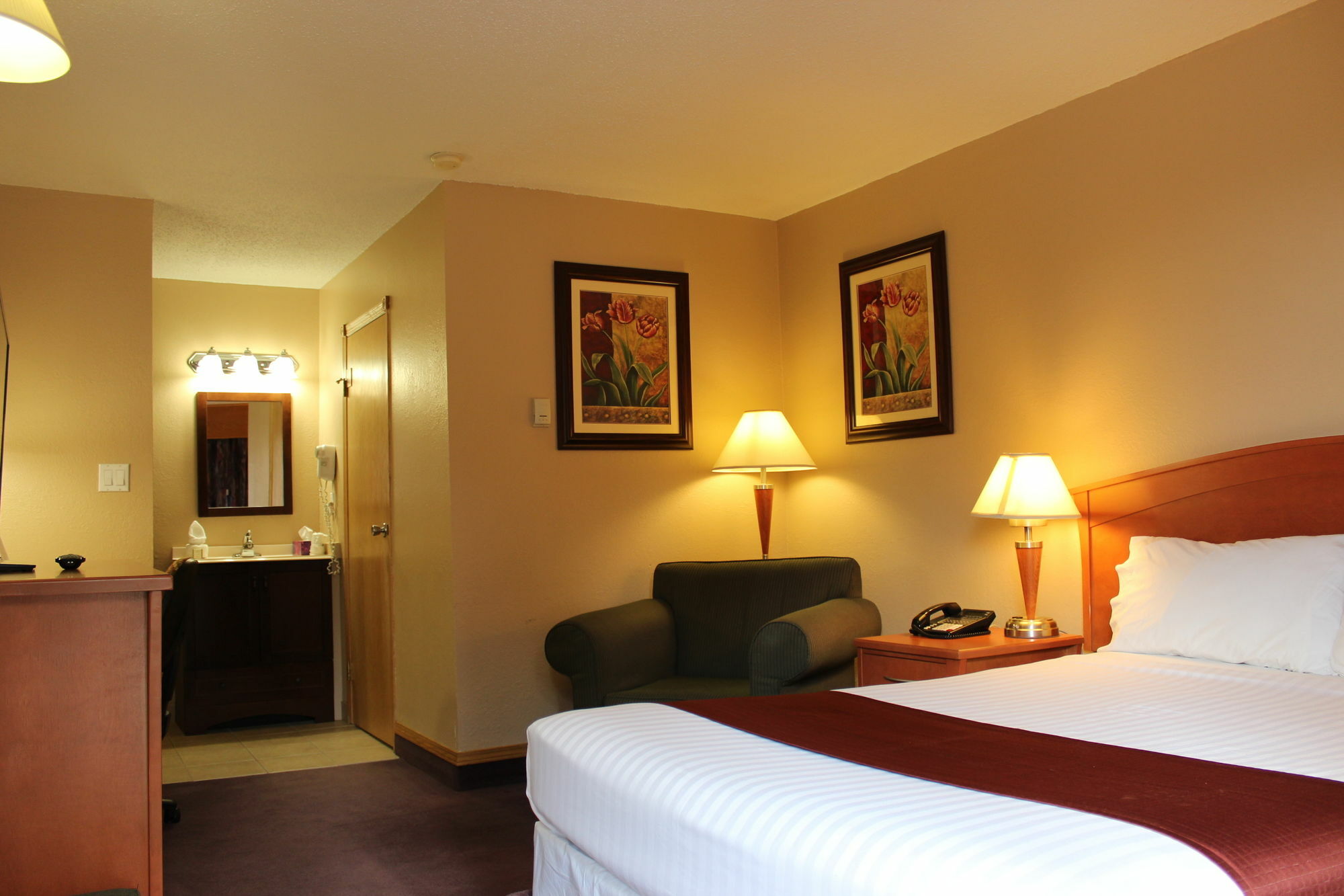 Howard Johnson By Wyndham Red Deer Bagian luar foto